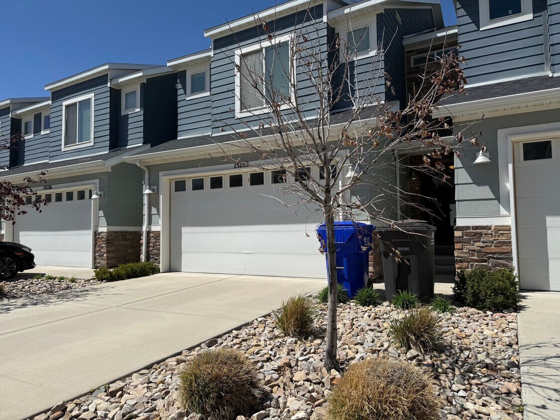 Building Photo - Updated 3-Bedroom Townhome in Bluffdale!