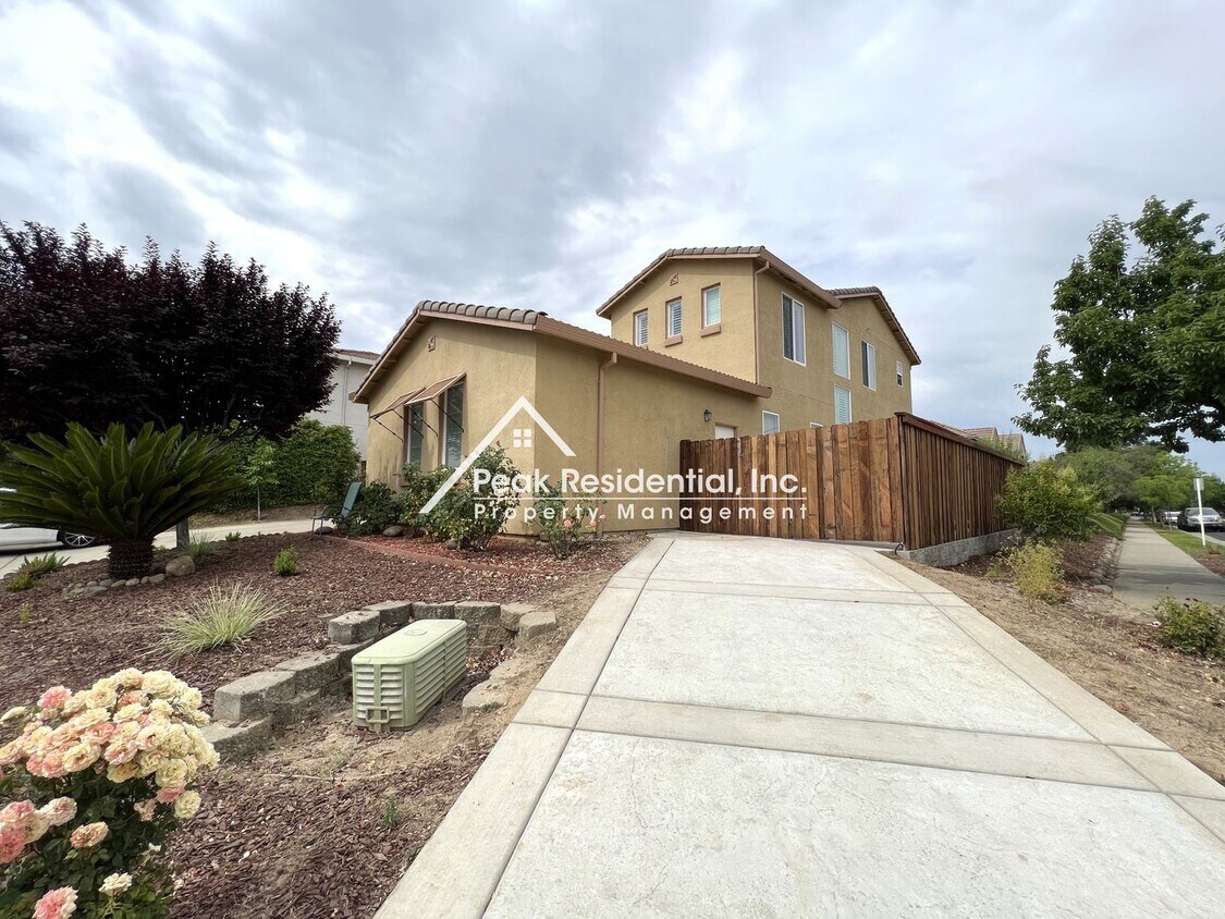 Foto del edificio - Beautiful Roseville 4bd/3ba Home With RV A...