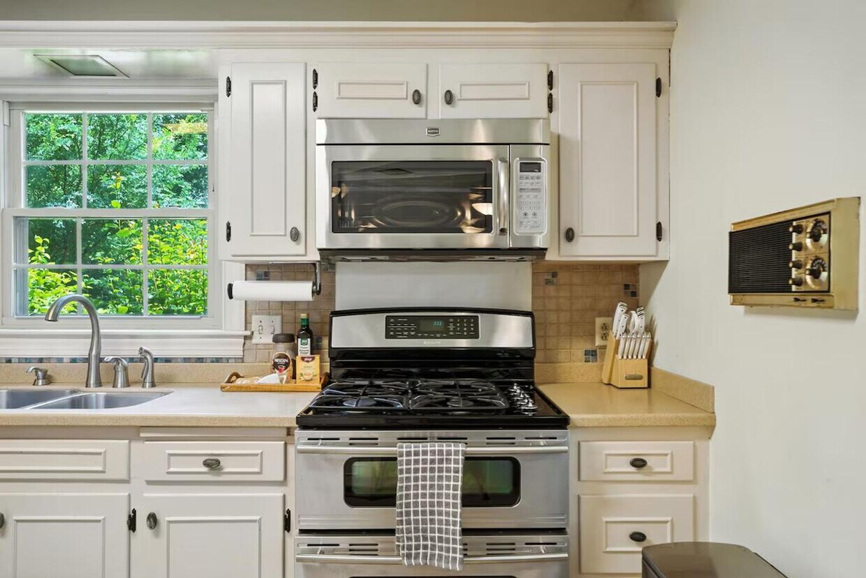 Primary Photo - 6700 Middleboro Dr