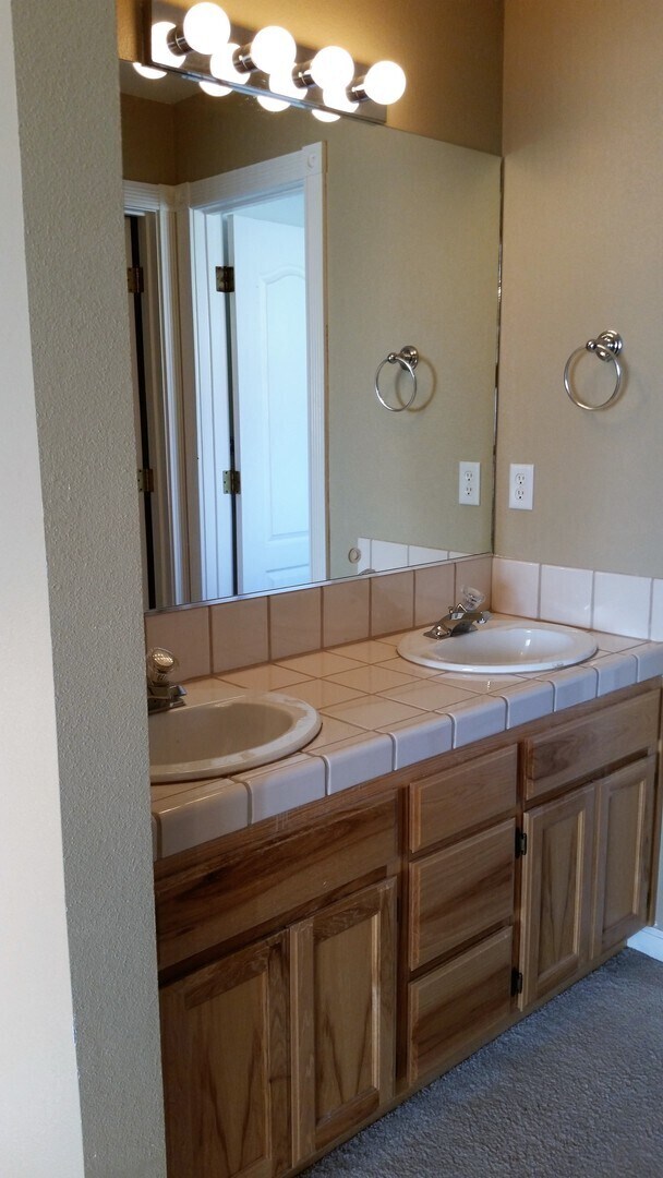 Building Photo - Luxurious 3 Bedroom Home Near Fernley Golf...