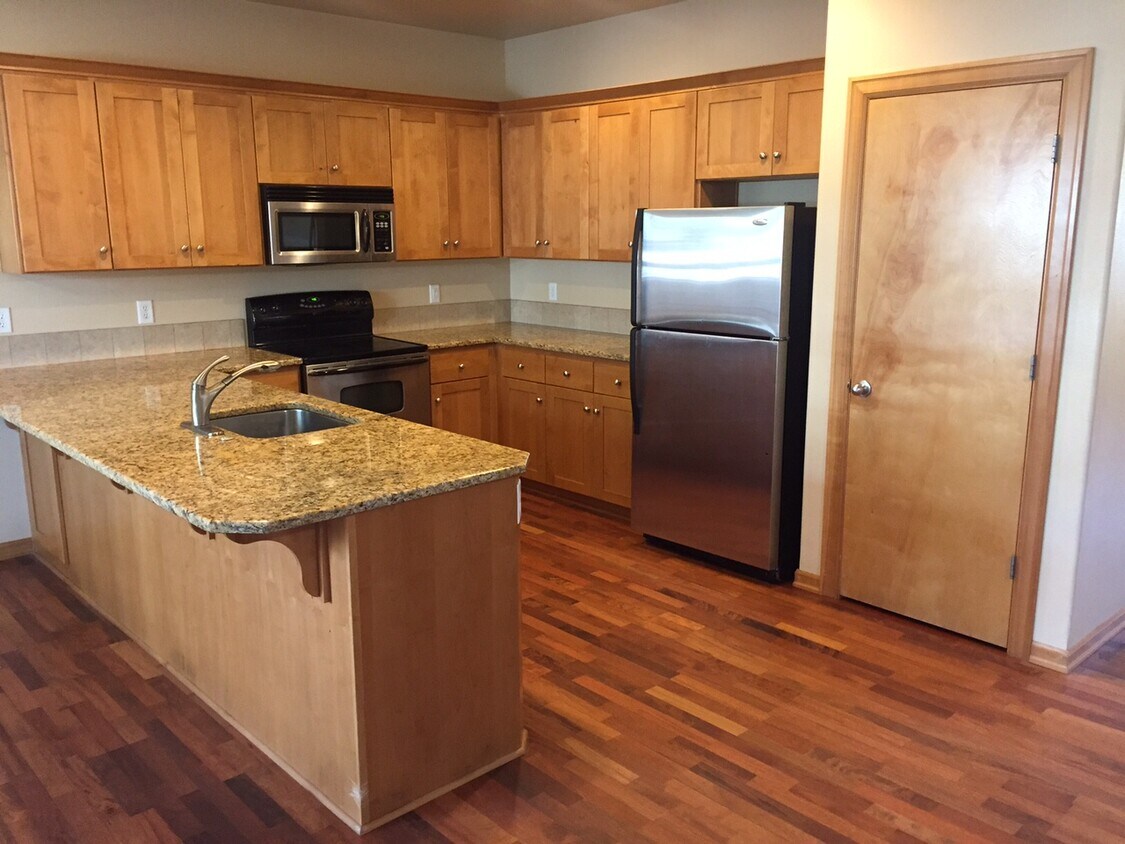 1994 NW Yohn Ranch Dr, McMinnville, OR 97128 Townhome Rentals in