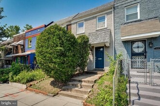 Building Photo - 436 20th St NE