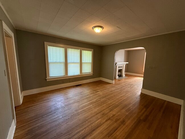 Building Photo - 208 N Xenophon Ave