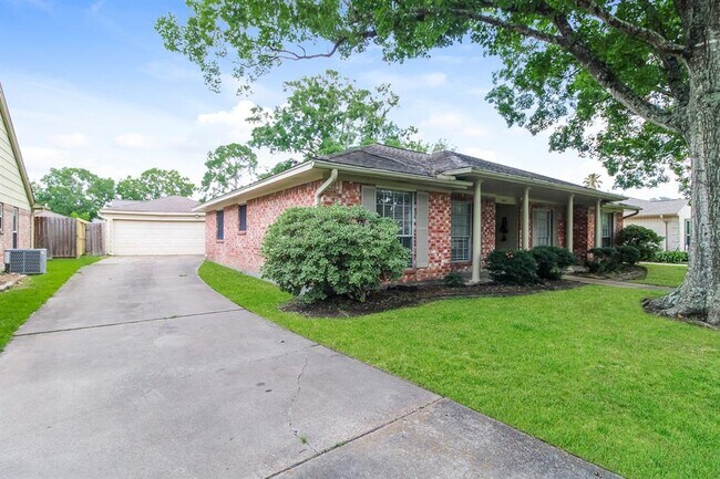 Building Photo - 16411 Clearcrest Dr