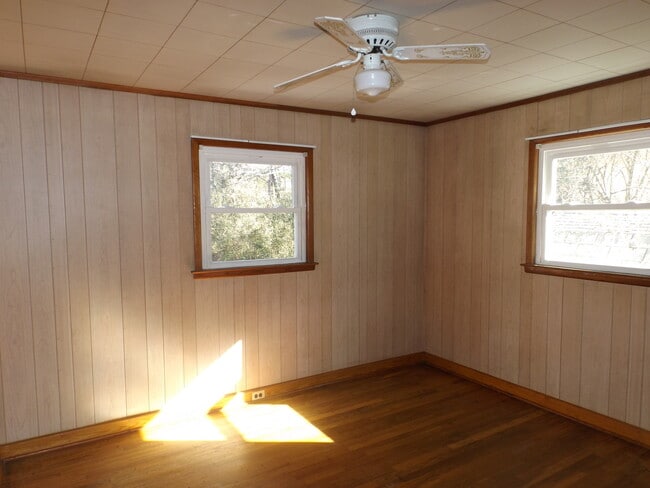 Foto del edificio - Great 2 Bedroom House in Dillsboro near the River $1400 available June 5th for year-long lease