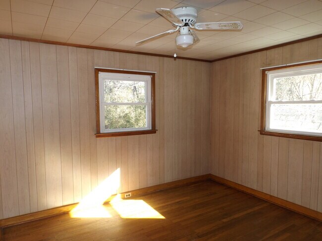 Foto del edificio - Great 2 Bedroom House in Dillsboro near the River $1400 available NOW for year-long lease