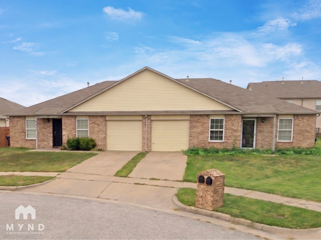 Building Photo - 3407 E Gillette St