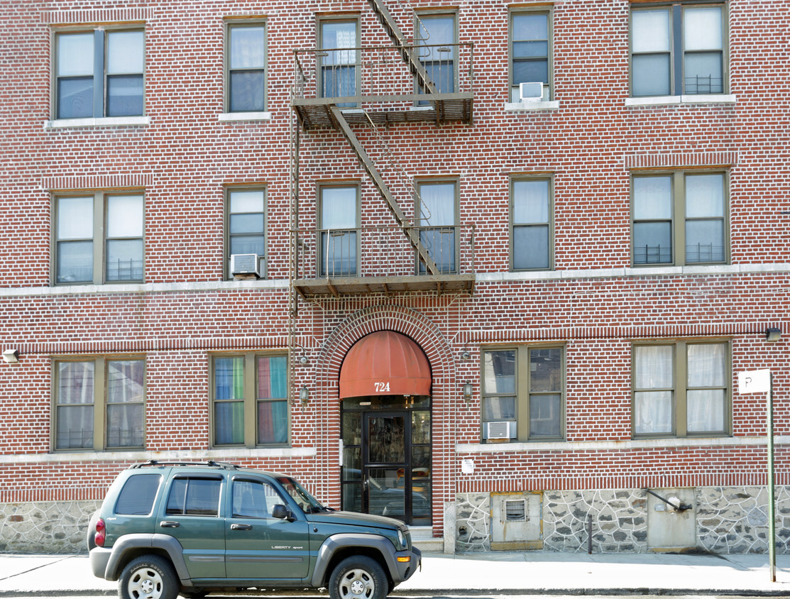 Building Photo - 724 E 216th