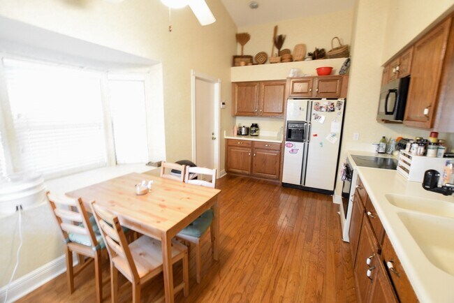 Building Photo - BEAUTIFUL Lakefront 3 bedroom, 2 bath, 2 c...
