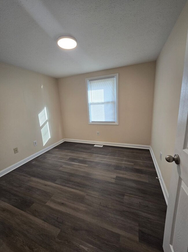 Foto del edificio - 3 bed 1.5 bath in the Tamarack Park Neighb...