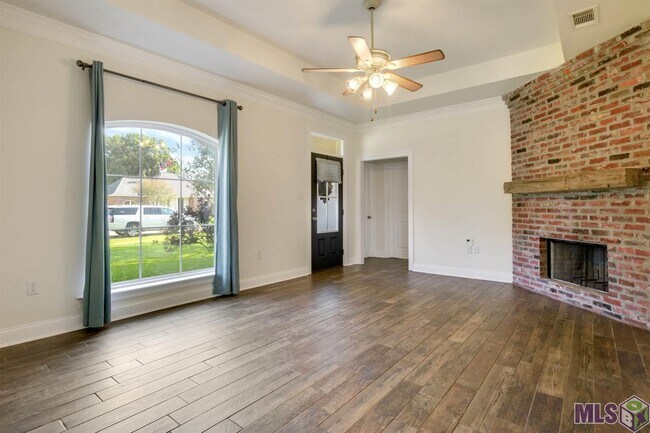 Building Photo - 7668 Elmwood Dr