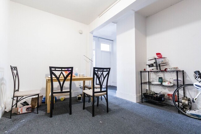 Foto del edificio - No Brokers Fee, Steps from the T Stop, Packard's Corner Area Heat, Hot Water Included, Laundry on...