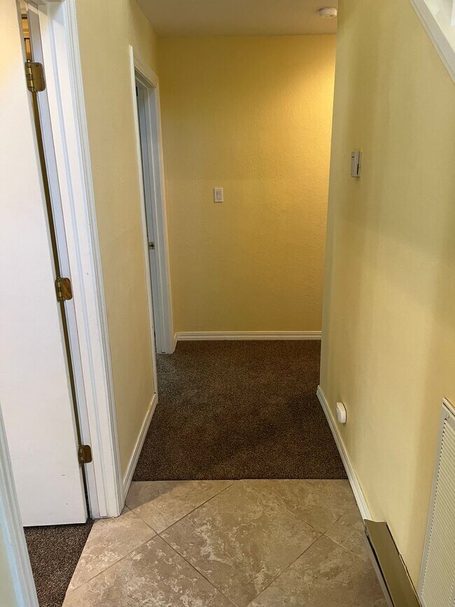 Building Photo - Available Now! 4 bedroom, 2.5 bath unit