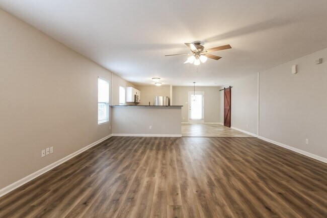 Building Photo - Spacious 3-Bedroom Greenfield Home