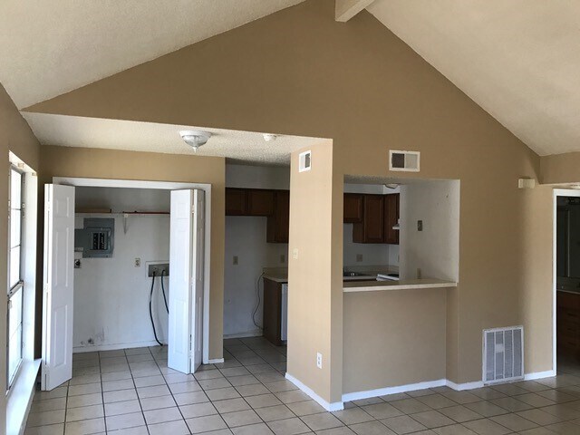 Living rm/Kitchen/Utility - 612 Rue St Martin