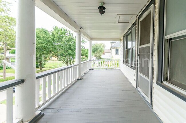 Building Photo - Updated 2 Bedroom in Glendale