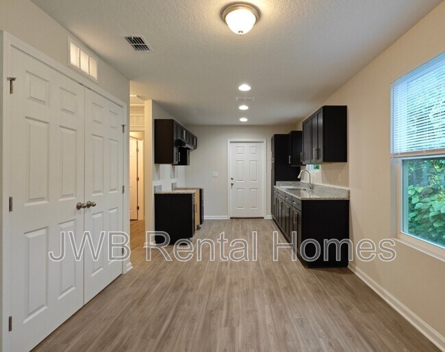 Foto del edificio - 1740 W 9th St