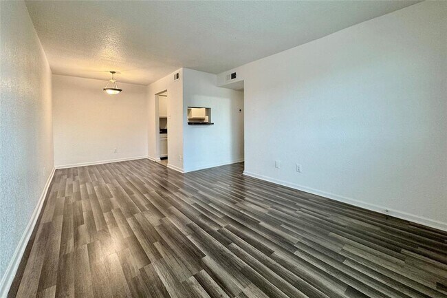 Foto del edificio - 8100 Creekbend Dr