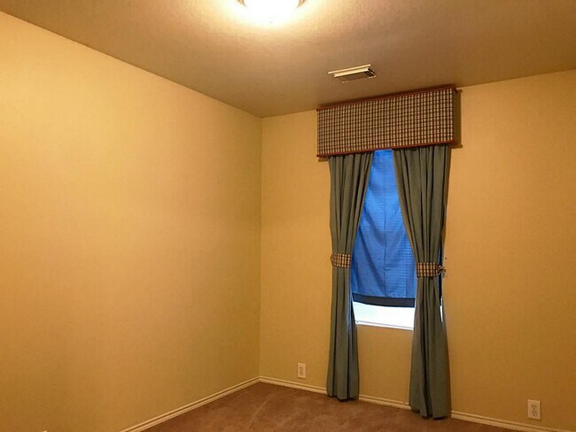Segundo dormitorio - 2810 Legends Crest Drive