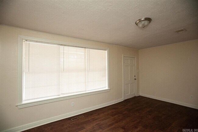 Foto del edificio - 7812 Westwood Ave