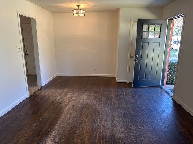 Foto del edificio - 3 Bedroom Home with Large Backyard near An...