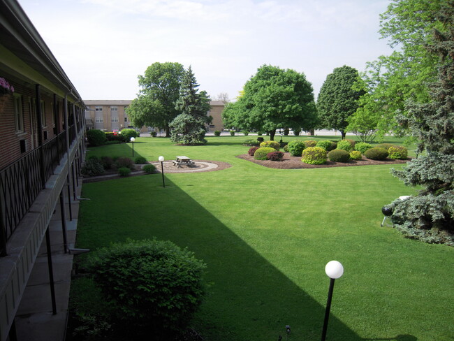 Building Photo - Oakwood Apartments