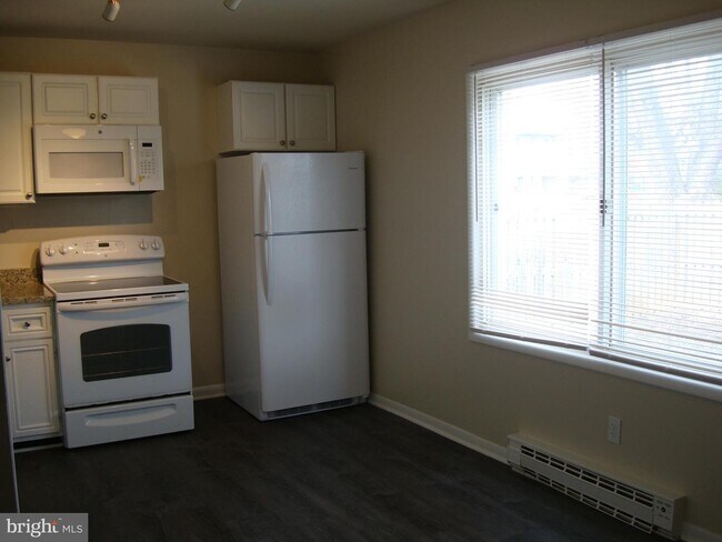 Building Photo - 204 Cameron St