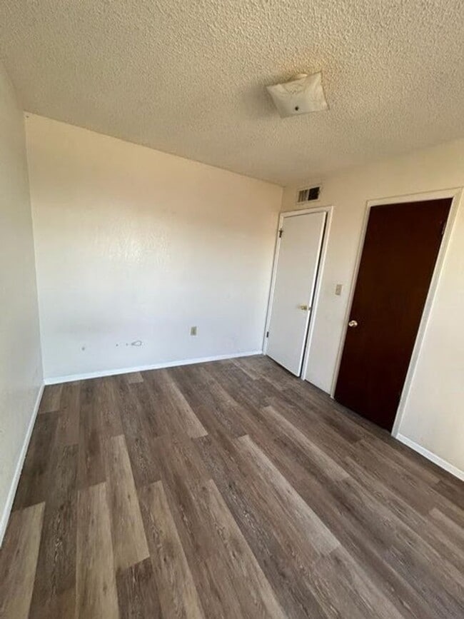Building Photo - 3 Bed 1.5 Bath Home Available!