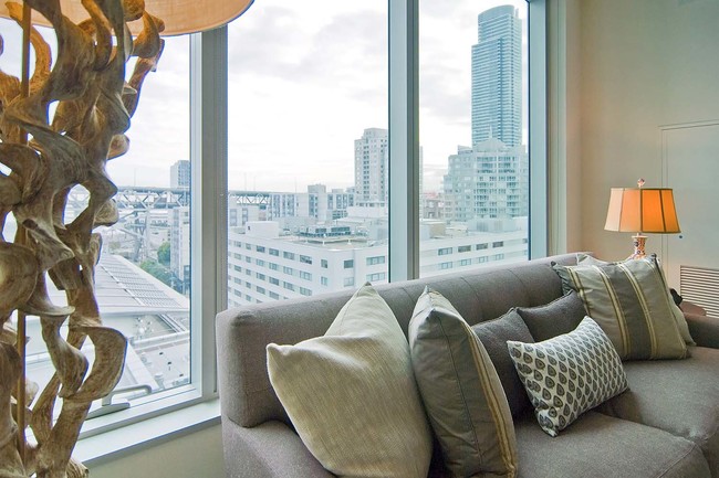Building Photo - Infinity Condo with Water Views