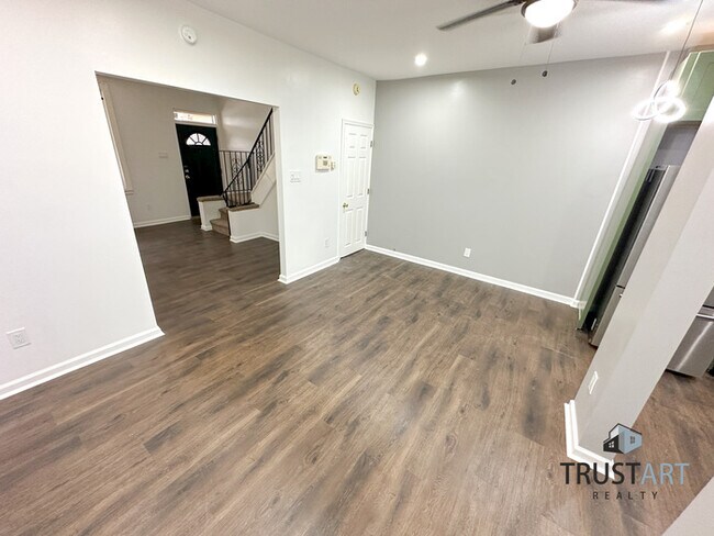 Building Photo - 3 Bedroom townhome in neark Parkland, Phil...