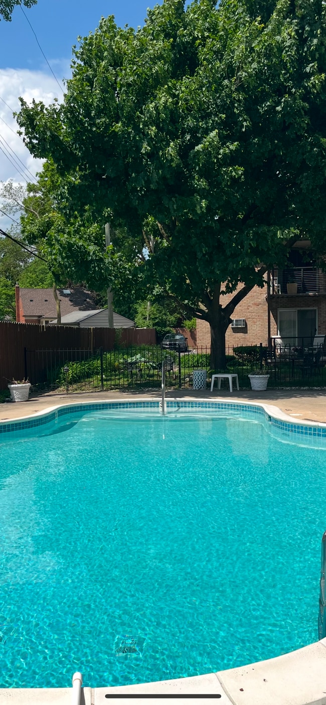 Foto del edificio - 1709 E 14 Mile Rd