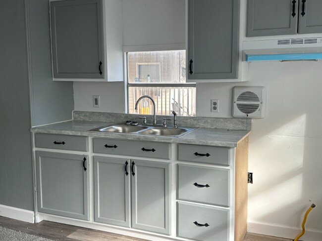 Foto del edificio - 3625 S Douglas Ave