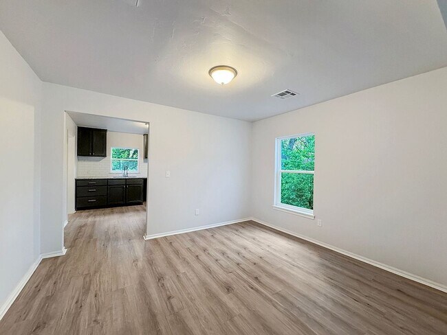 Foto del edificio - FOR RENT: Charming 2-Bedroom Home with a Versatile Bonus Room!