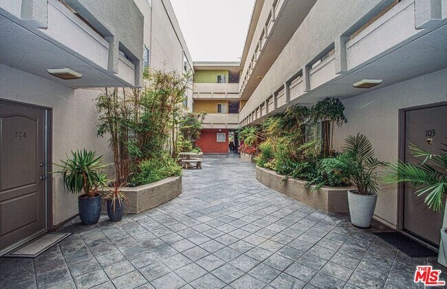 Foto del edificio - 446 San Vicente Blvd