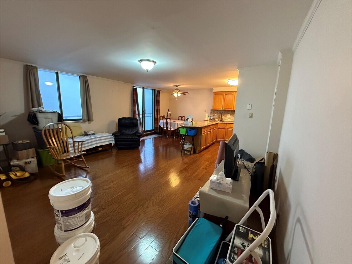 Foto del edificio - 136-17 Maple Ave