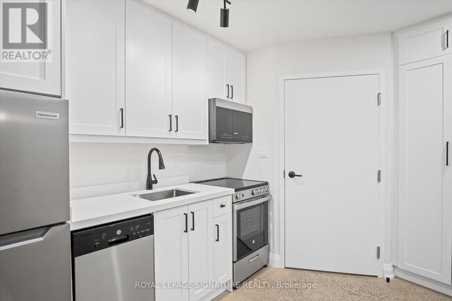 Building Photo - 2563 Dundas St W