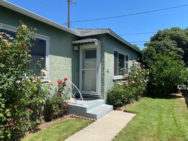 Building Photo - 1214 N Screenland Dr