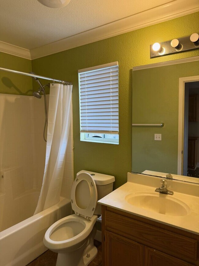 Foto del edificio - Wonderful Home 3bed/3bath in desirable gated community of Lakeside, Elk Grove