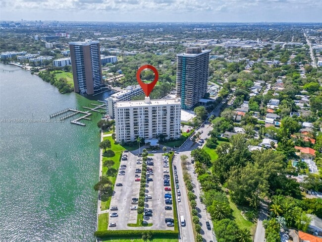 Foto del edificio - 880 NE 69th St