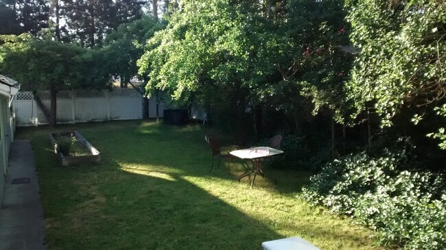 Building Photo - Large, Centrally Located Craftsman Home in...