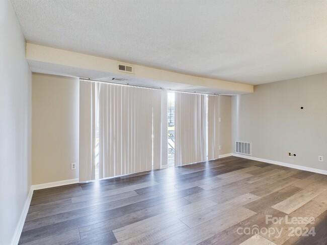 Building Photo - 9511 Shannon Green Dr