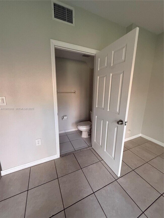 Foto del edificio - 656 SW 11th St