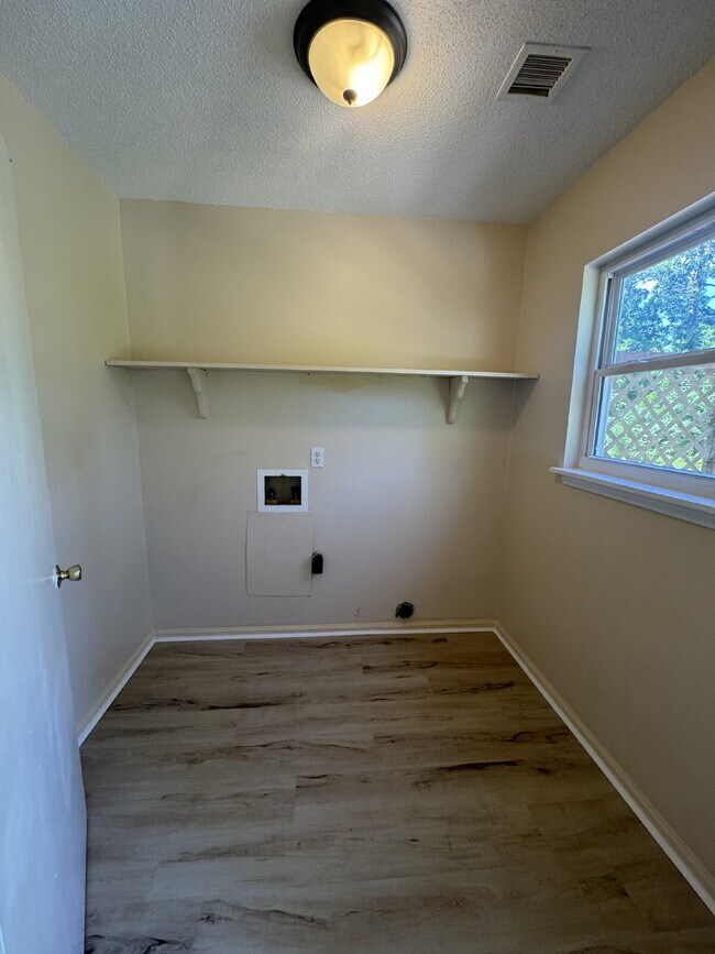 Foto del edificio - Remodeled upstairs apartment.