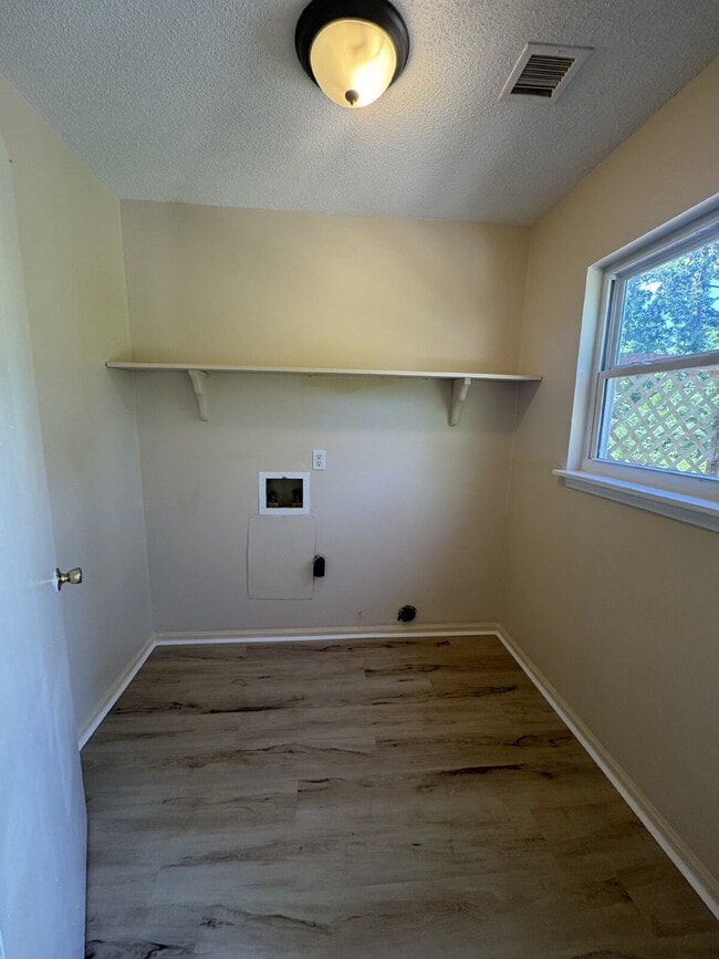Building Photo - Remodeled upstairs apartment.