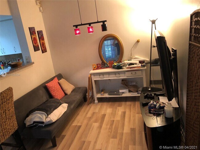 Foto del edificio - 5001 Wiles Rd
