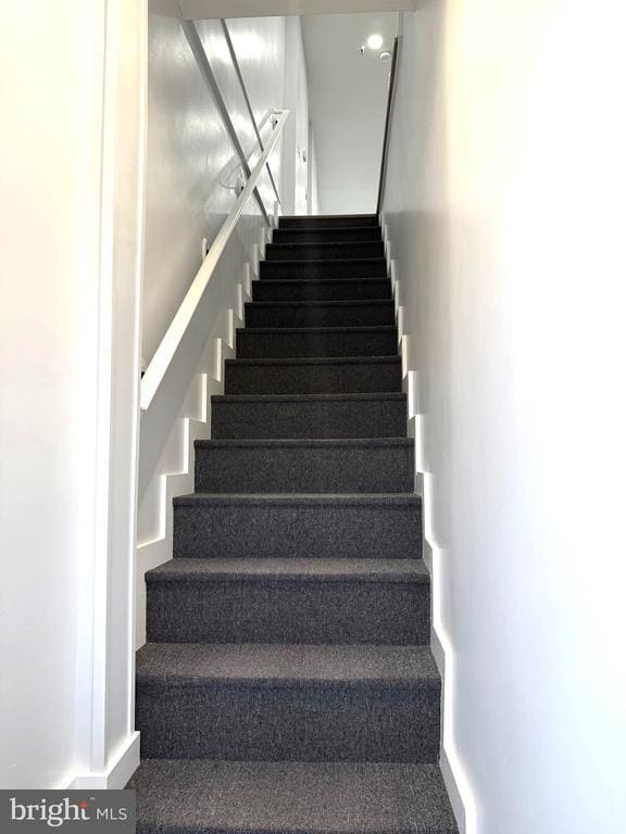 Building Photo - 330 N 2nd St