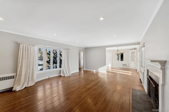 Foto del edificio - 232 Round Hill Rd