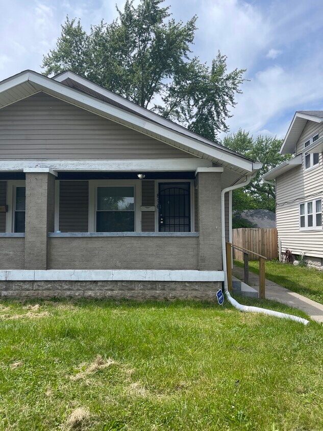 Primary Photo - 896 N Gladstone Ave