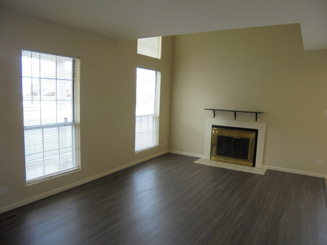 Building Photo - 302 Teak Ln