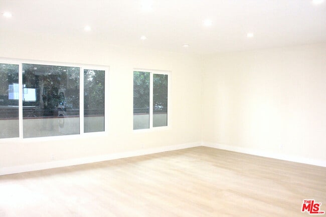 Building Photo - 322 S Swall Dr